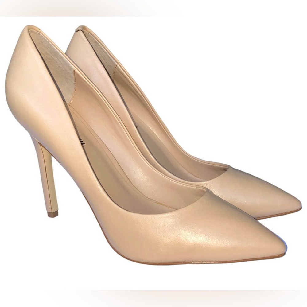 Neiman Marcus Women's Beige  Leather Pump
Shoes size 8M